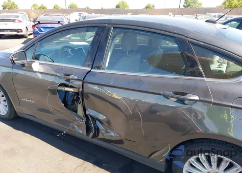 2016 Ford Fusion Hybrid S z USA, uszkodzony, nr VIN 3FA6P0UU0GR248090